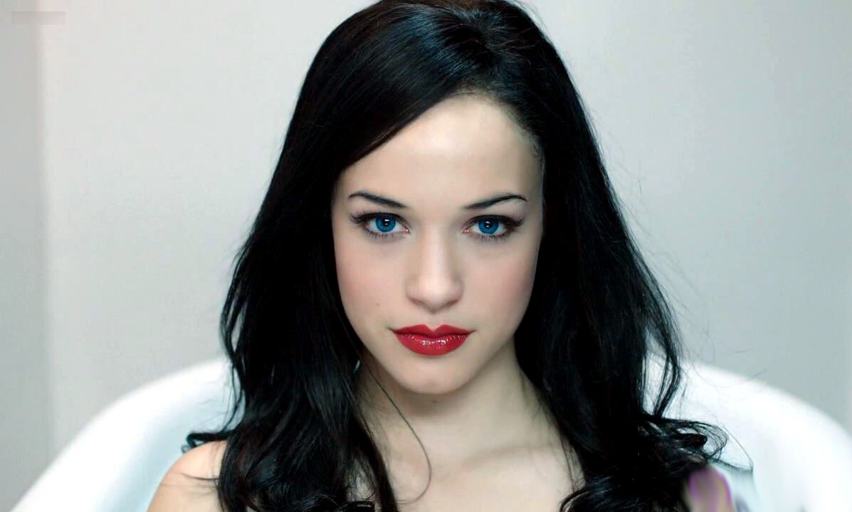 https://celebritymovieblog.com/wp-content/uploads/2021/10/alexis-knapp-sex.jpg