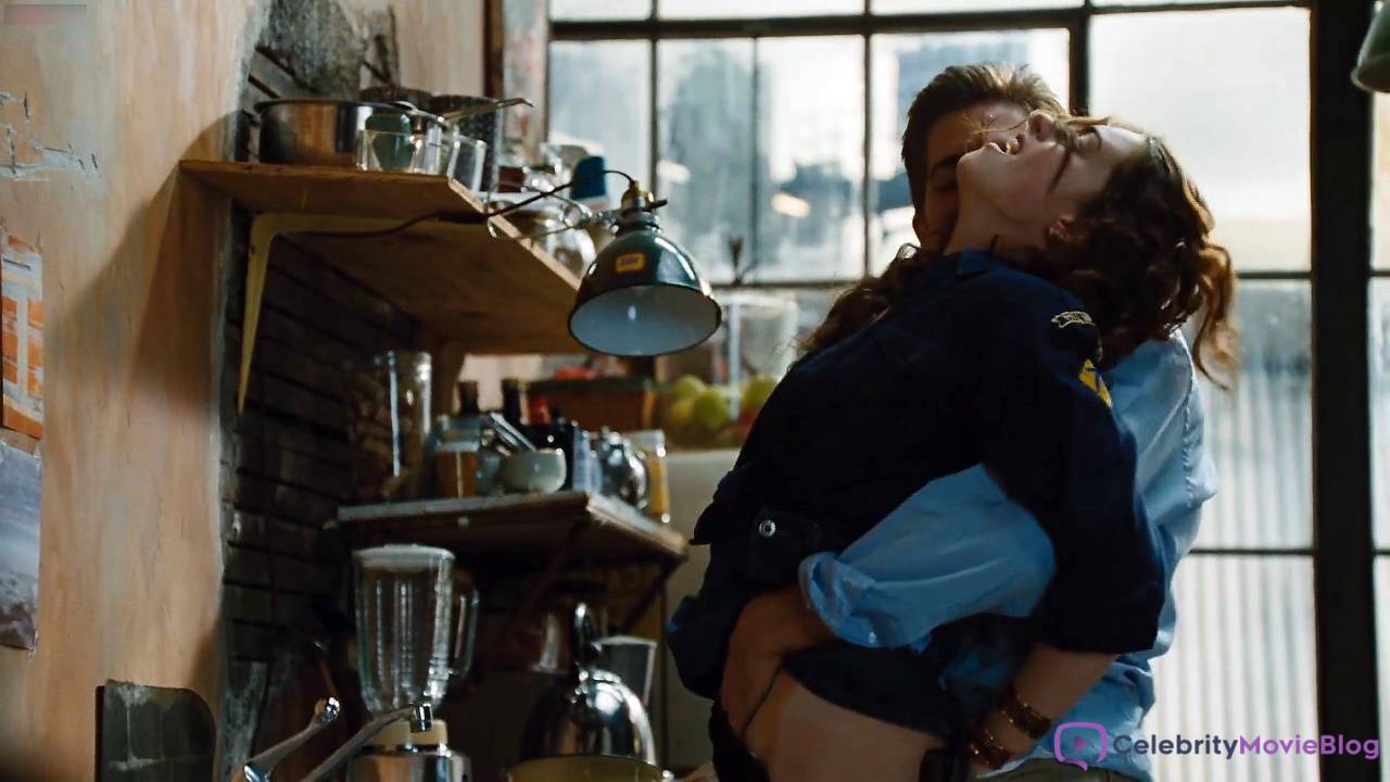 Anne Hathaway Nude Sex Actions in Love and Other Drugs - Celebrity Movie  Blog