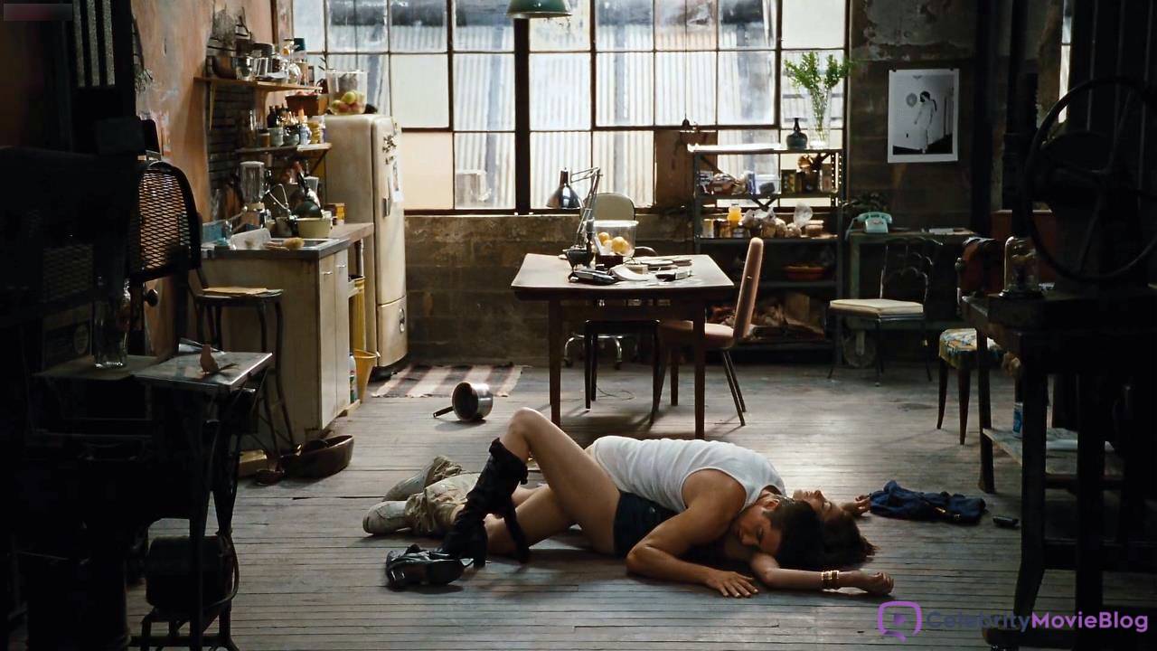 Anne Hathaway Nude Sex Actions in Love and Other Drugs - Celebrity Movie  Blog