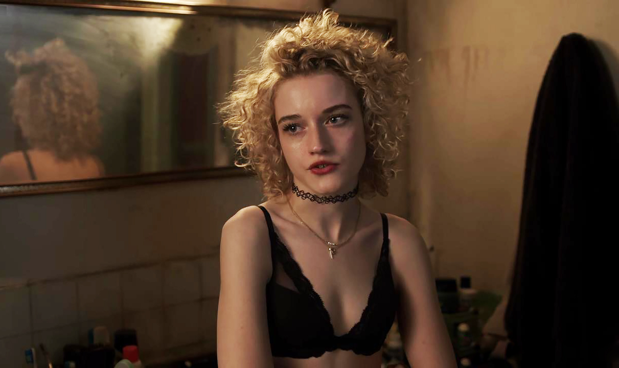 https://celebritymovieblog.com/wp-content/uploads/2022/11/julia-garner-oops.jpg