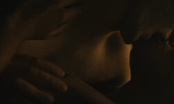 Naomi Ackie kising
